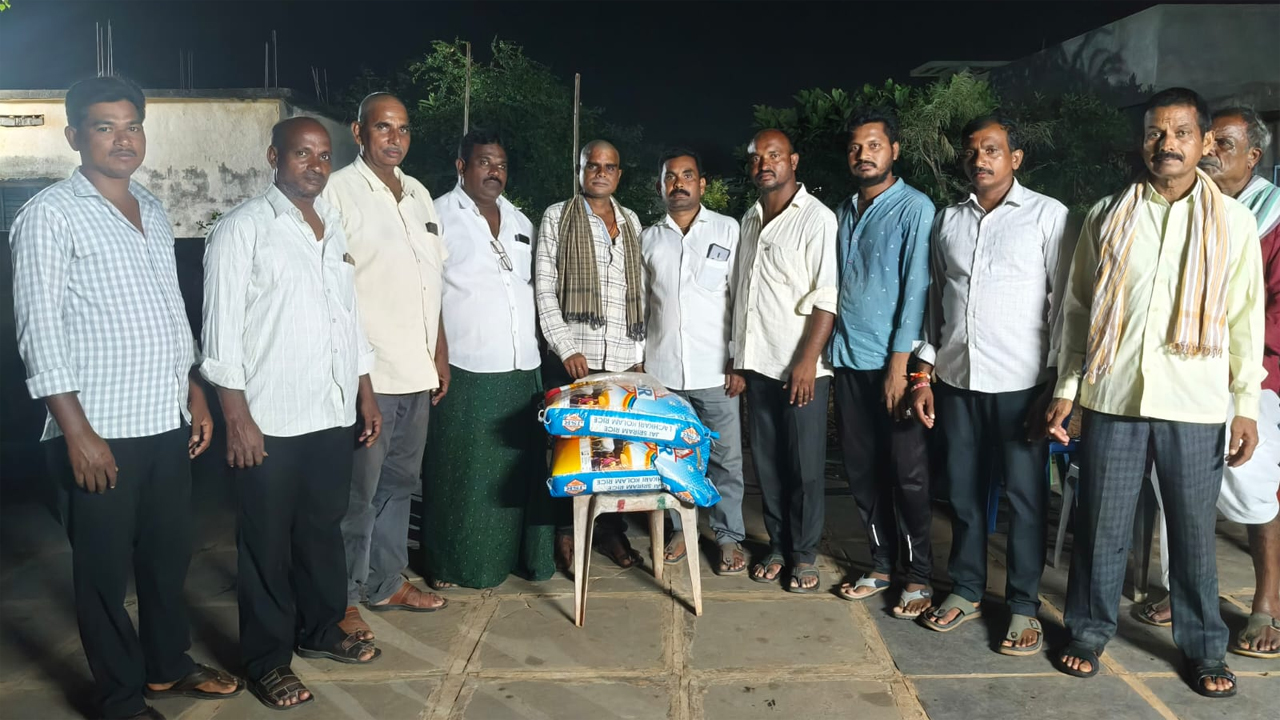 దశదినకర్మలకు బీఆర్ఎస్‌ పార్టీ బియ్యం వితరణ