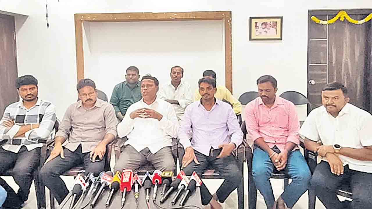 డీసీసీ ఉపాధ్యక్షుడి రాజీనామా