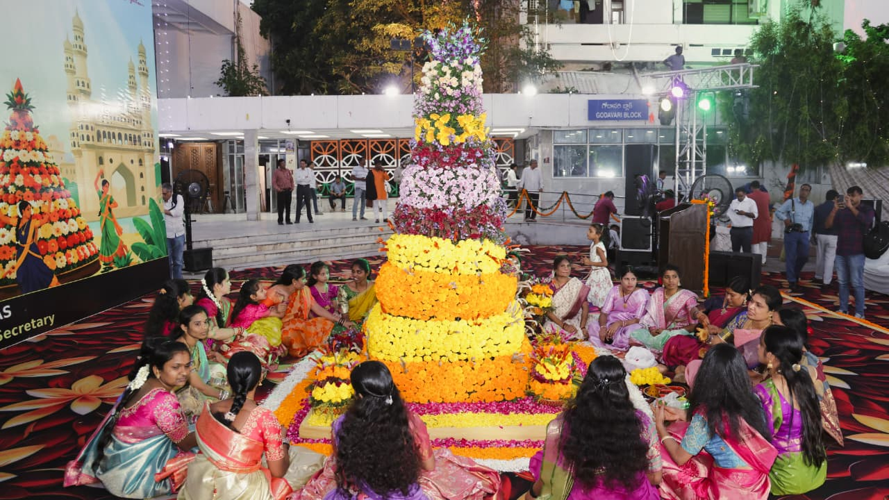 హస్తినలో పరిమళించిన తెలంగాణ పూల పండుగ.. తెలంగాణ భవన్‌లో ఘనంగా బతుకమ్మ వేడుకలు