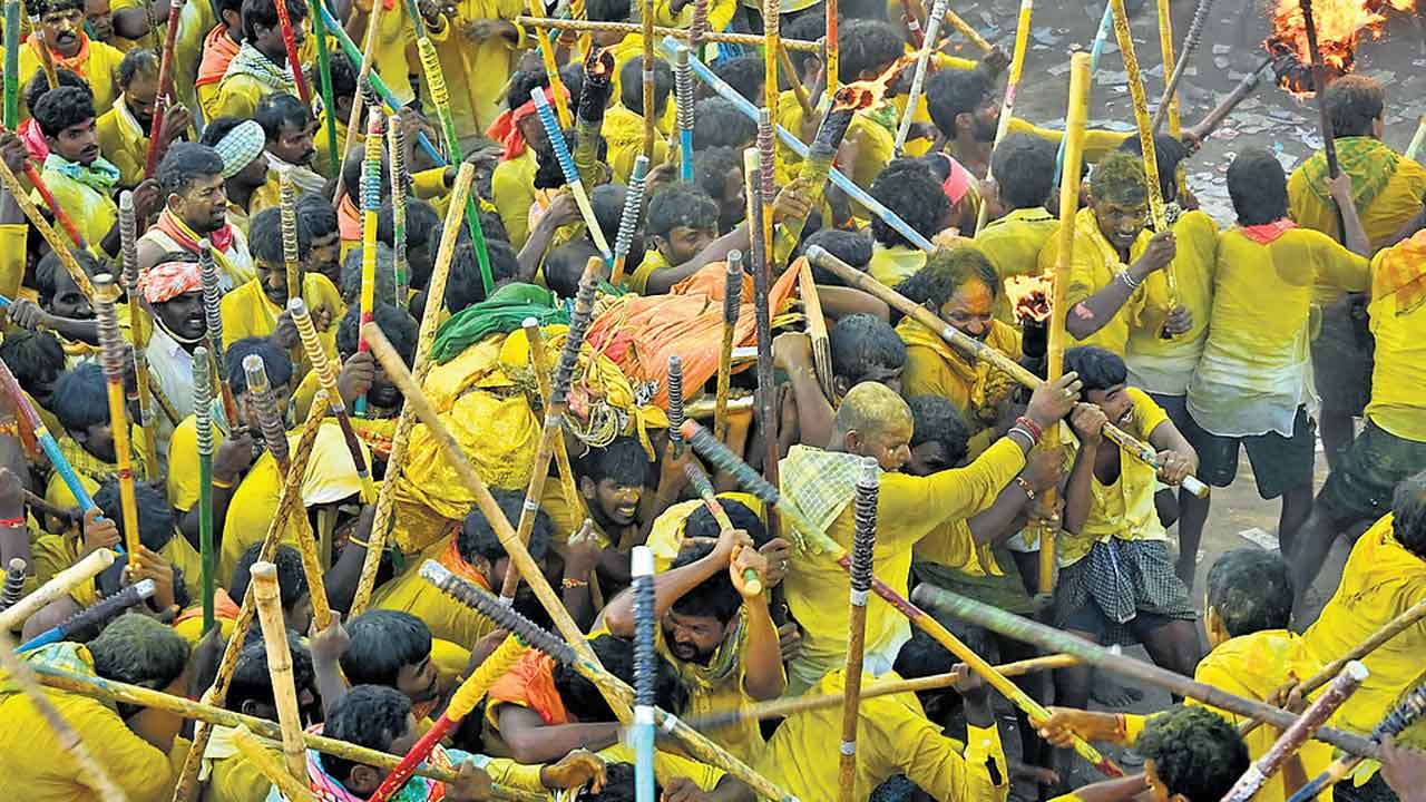 Devaragattu Banni Utsavam | దసరా వేళ కర్రల సమరం.. దేవరగట్టు బన్నీ ఉత్సవం వెనుక అసలు కథ ఇదే!