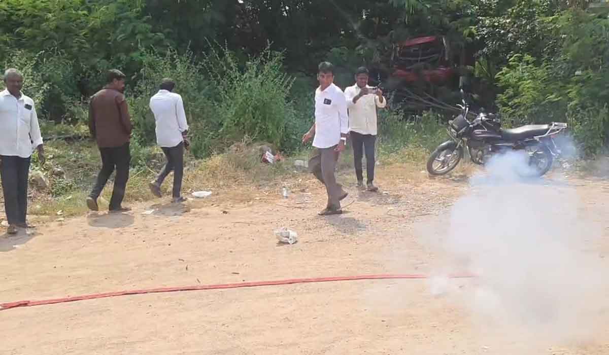 Thimmapur | సీఐ సస్పెన్షన్‌పై పటాకాలు కాల్చి.. పాలాభిషేకం చేసి సంబురాలు చేసుకున్న ప్రజలు