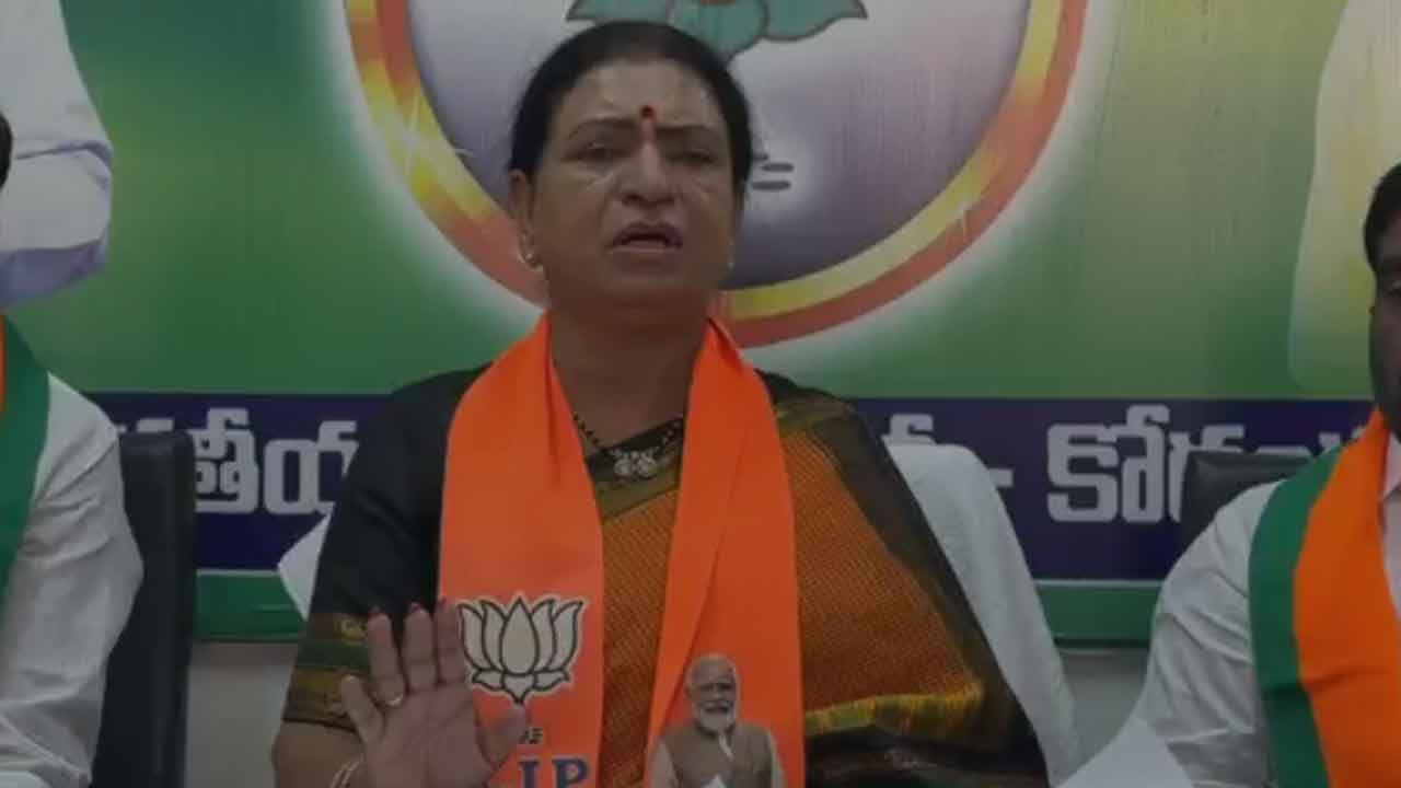 DK Aruna | భూములు అమ్మి రాష్ట్రాన్ని నడుపుతారా.. సీఎం రేవంత్ రెడ్డిపై డీకే అరుణ ఫైర్!