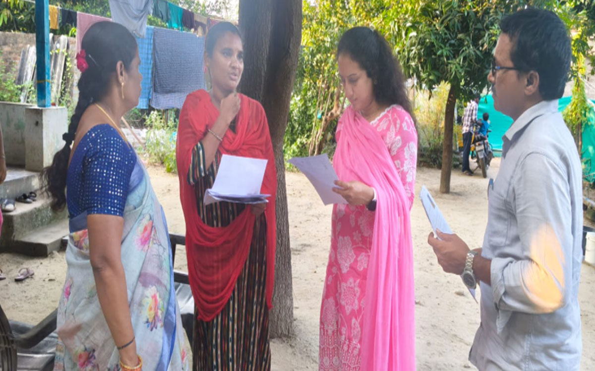 నాగినేనిప్రోలు రెడ్డిపాలెంలో పింఛన్ దరఖాస్తుల ప‌రిశీల‌న