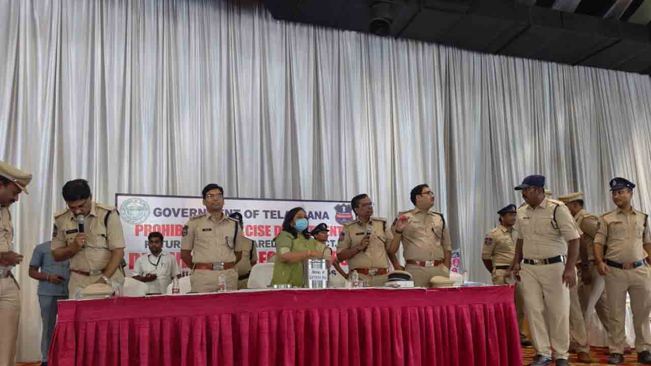 మొయినాబాద్, చేవెళ్ల లోని బార్ల మంజూరుకు లక్కీ డ్రా తీసిన అడిషనల్ కలెక్టర్ కిరణ్మయి
