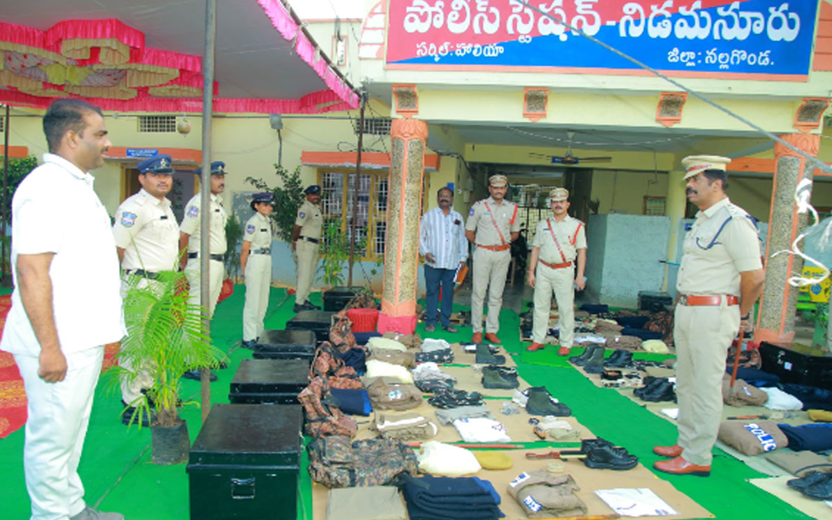 నేరాల అదుపున‌కు అంకిత భావంతో ప‌ని చేయాలి : డీఎస్పీ ర‌వి