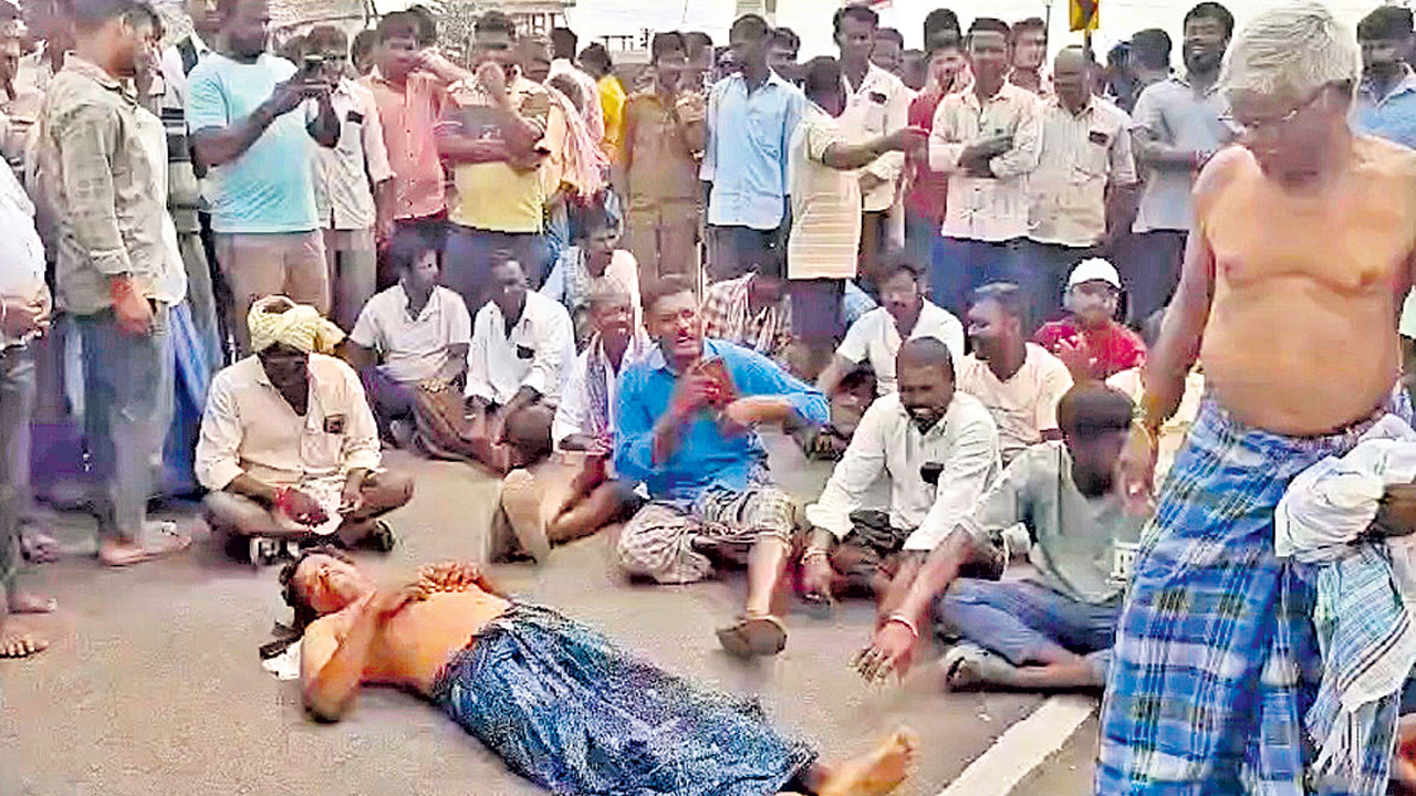 కరెంట్‌ కోతలపై రైతుల కన్నెర్ర