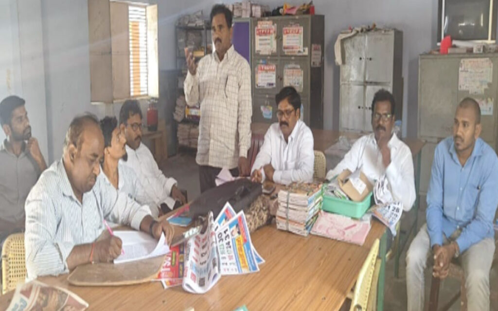 'ఉపాధ్యాయుల నిరాహార దీక్షకు తరలిరావాలి'