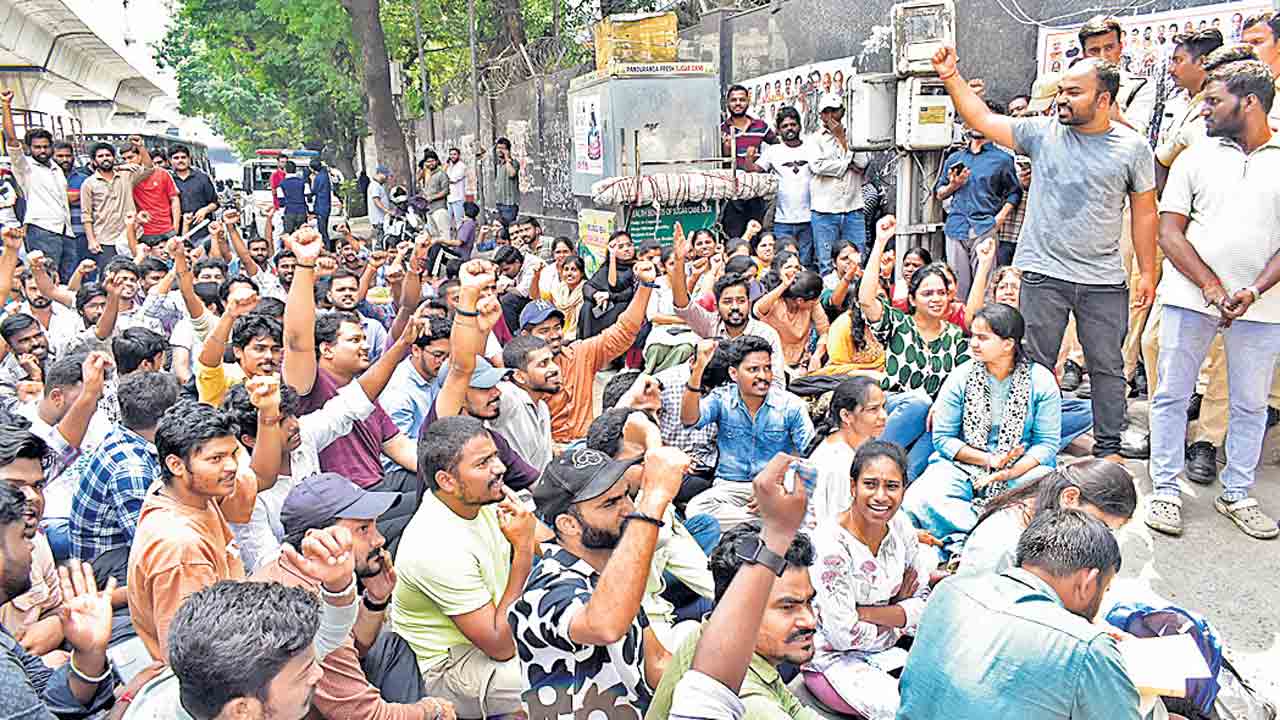 నిరుద్యోగుల నిరసన