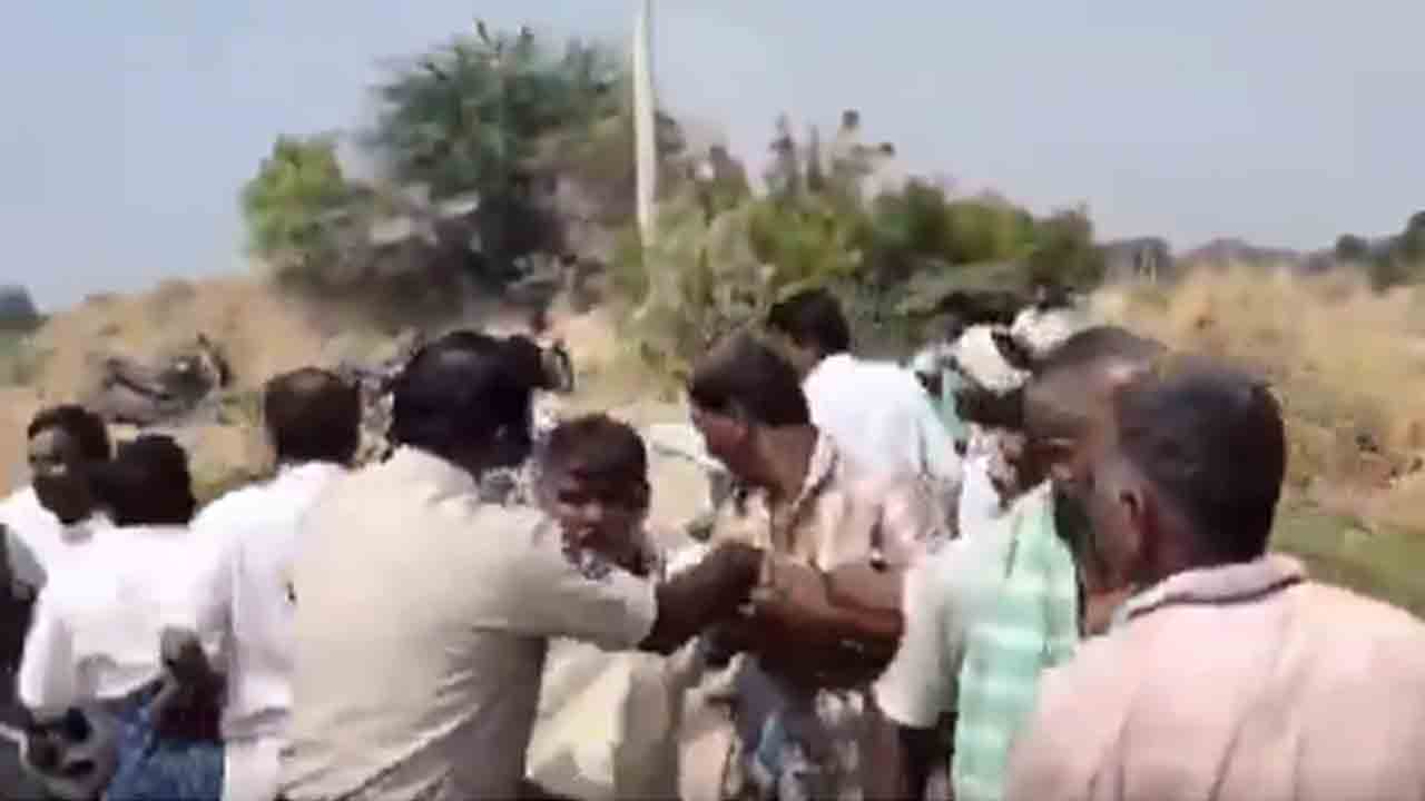 Farmers | సాగు నీటి కోసం రెండు గ్రామాల రైతుల వాగ్వాదం.. వీడియో
