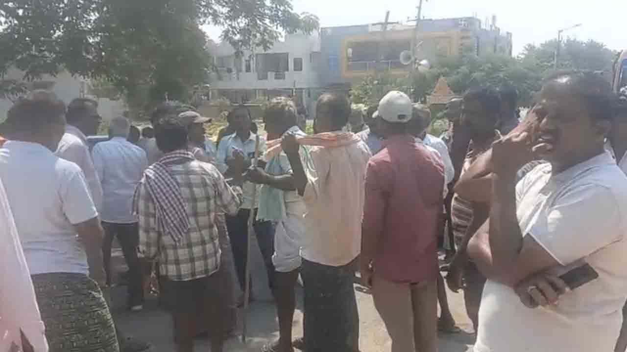Farmers Protest | విద్యుత్ సిబ్బంది పట్టించుకోవడం లేదు.. కరెంటు కోసం రైతుల రాస్తారోకో