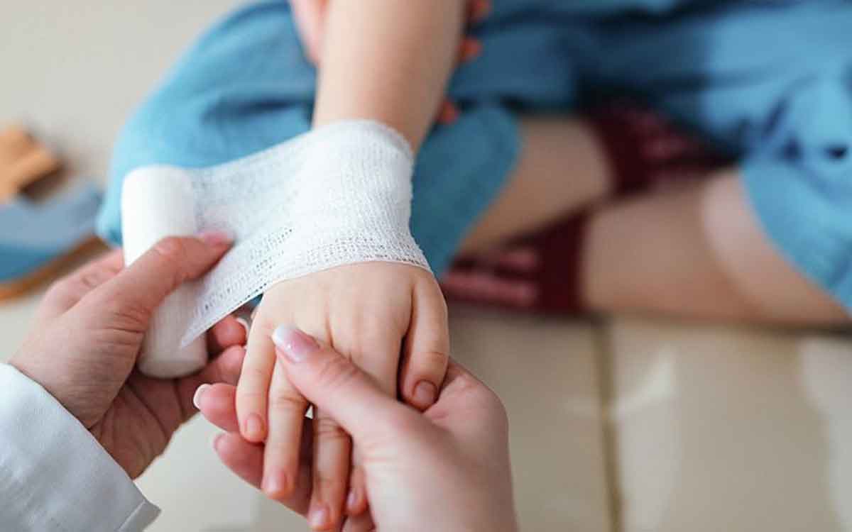First Aid | అత్య‌వ‌స‌ర ప‌రిస్థితుల్లో ప్ర‌థ‌మ చికిత్స అందిస్తే.. జాగ్ర‌త్త‌లు త‌ప్ప‌నిస‌రి..