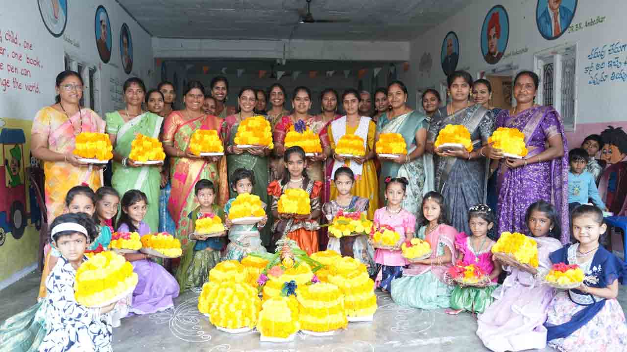 Karepalli | కారేపల్లి మండలంలో ఘనంగా ‘ఎంగిలిపూల బతుకమ్మ’ వేడుకలు..!