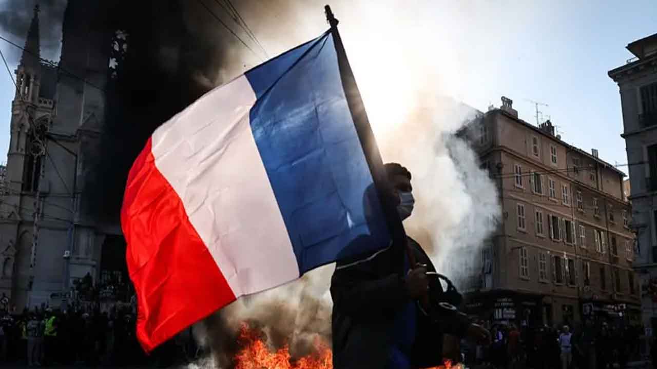 France Riots: పారిస్‌లో 350 మందికిపైగా అరెస్టు.. అల్ల‌ర్ల‌ను నియంత్రించ‌లేక‌పోయామ‌న్న మంత్రి
