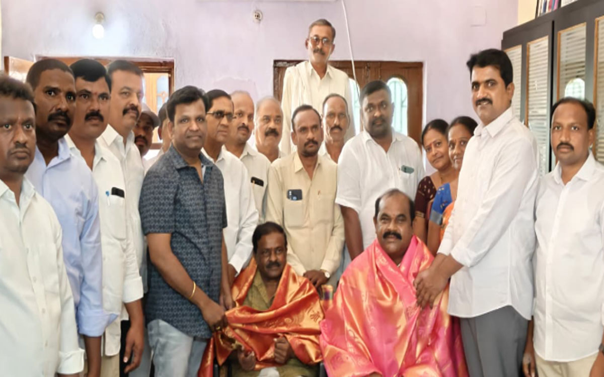 ఐఆర్‌సీఎస్ యాదాద్రి భువనగిరి జిల్లా డైరెక్ట‌ర్ల‌కు మాజీ ఎమ్మెల్యే గాద‌రి కిశోర్ స‌న్మానం