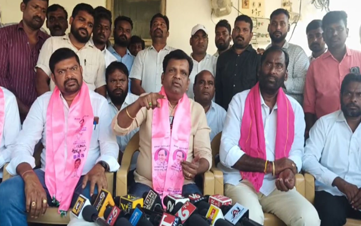 ఇంత చేతకాని సీఎం ఎవరైనా ఉంటారా? : మాజీ ఎమ్మెల్యే గాదరి కిశోర్ కుమార్‌