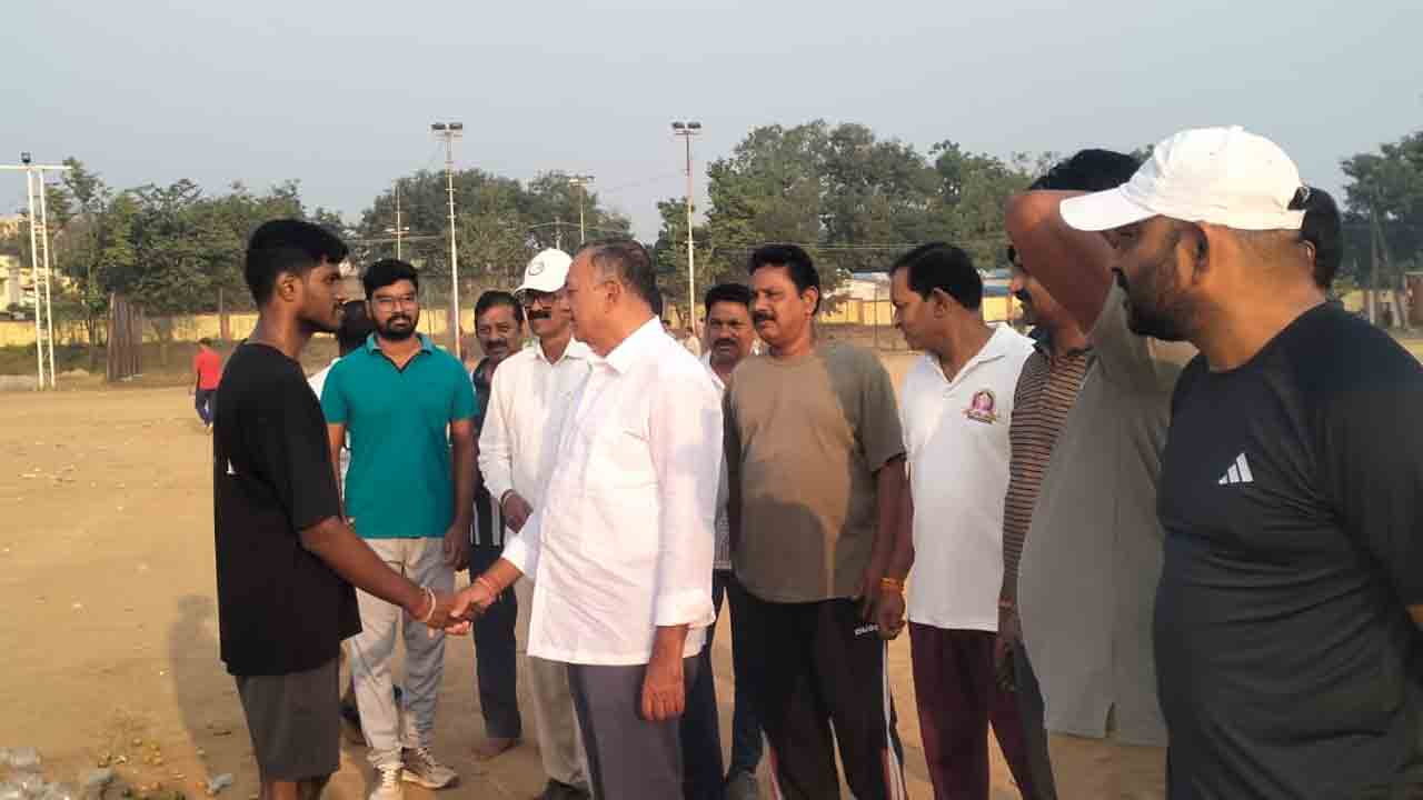 పట్టభద్రులు తప్పనిసరిగా ఓటు నమోదు చేసుకోవాలి : గండ్ర వెంకటరమణారెడ్డి