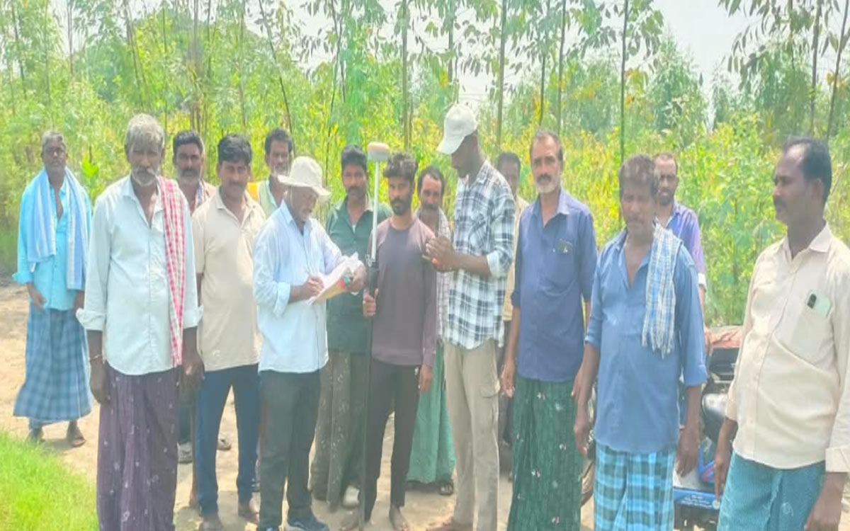 గోదావరి కరకట్ట సర్వేను అడ్డుకున్న కొల్లుచెరువు సొసైటీ సభ్యులు