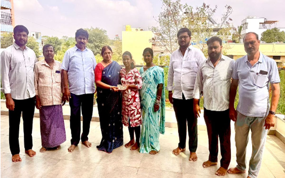 పేద విద్యార్థిని వైద్య విద్యకు ఆర్థిక‌ చేయూత