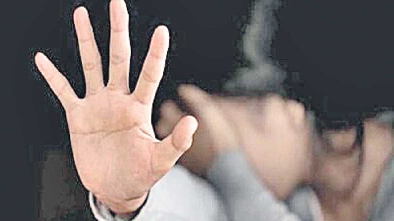 పని ఇప్పిస్తానంటూ.. లైంగికదాడి