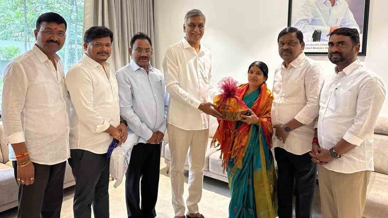 Harish Rao | హరీశ్‌ రావును కలిసిన కర్నాటి వజ్రమ్మ, వెంకటేశం దంపతులు
