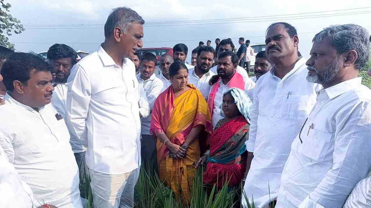 Harish rao | పంటలు కళ్లెదుటే ఎండిపోతున్నాయి.. హ‌రీశ్ రావుతో మ‌హిళారైతు నాగ‌మ‌ణి ఆవేద‌న