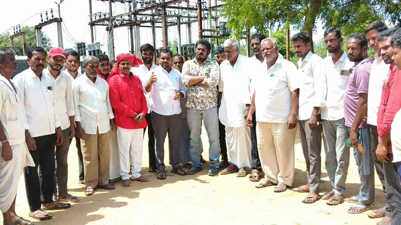 కరెంటు కోసం రైతన్నల కన్నెర్ర.. సబ్ స్టేషన్ల వద్ద ఆందోళన