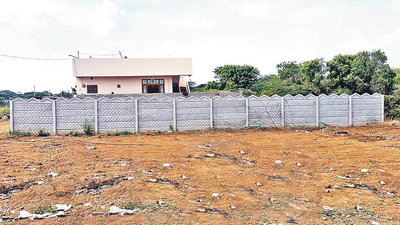 కుర్మల్‌గూడలో కబ్జా పర్వం