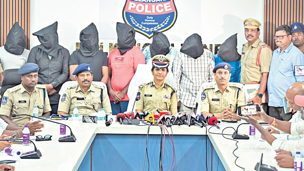 ఆయుధాల చోరీ.. 8 మంది అరెస్ట్‌