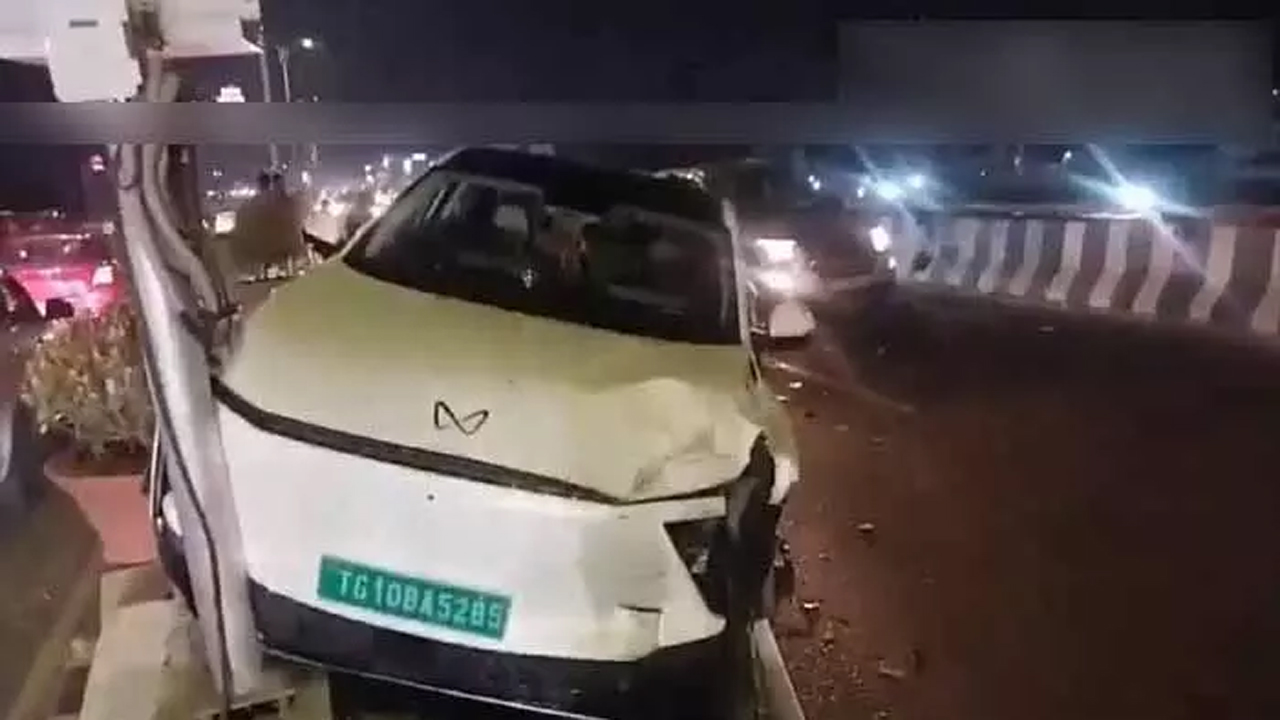 Hyderabad | పీవీ ఎక్స్‌ప్రెస్‌వేపై యాక్సిడెంట్.. ఒకదానికొకటి ఆరు కార్లు ఢీ