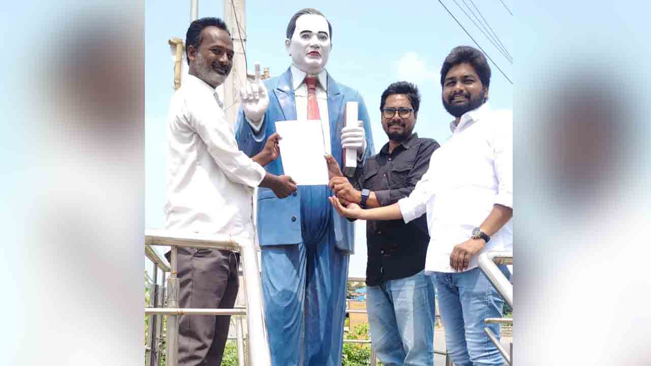 అర్హులైన జర్నలిస్టులకు ఇళ్ల స్థలాలు ఇవ్వాలని ఐజేయూ ఆధ్వర్యంలో అంబేద్కర్‌కు వినతి