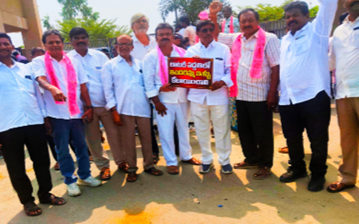 అర్హుల‌కే ఇందిరమ్మ ఇళ్లు కేటాయించాల‌ని ఖ‌మ్మం క‌లెక్ట‌రేట్ ముట్ట‌డి