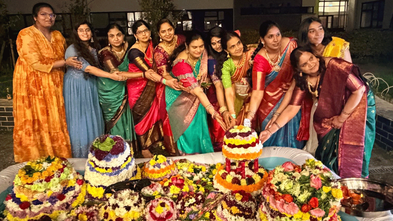NRI | ఐర్లాండ్‌లో ఘనంగా బతుకమ్మ వేడుకలు 
