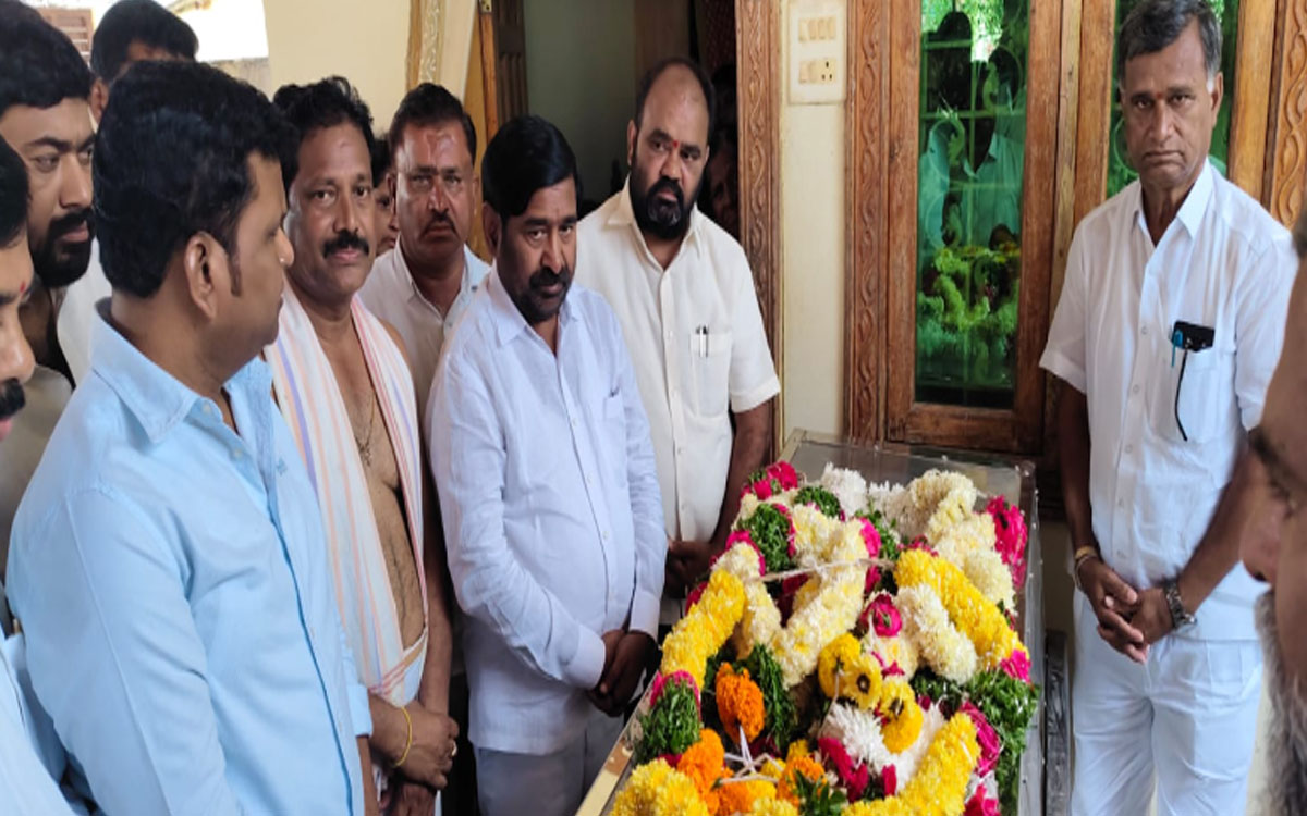 గోన రవీందర్ రావుకు మాజీ మంత్రి జ‌గ‌దీశ్‌రెడ్డి పరామ‌ర్శ‌