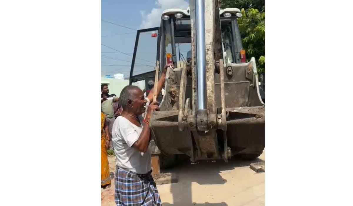 Demolish Houses | గోదావరిఖని ఎన్టీఆర్ నగర్ లో రణరంగం.. ఇండ్ల కూల్చివేతకు దూసుకొచ్చిన నంబర్ లేని జేసీబీ