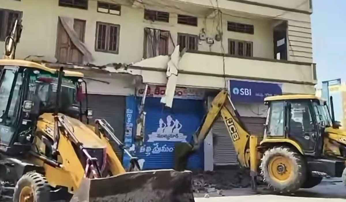 Godavarikhani | ఆపరేషన్ అడ్డగుంట.. అభివృద్ధి పేరుతో భవనాల కూల్చివేత