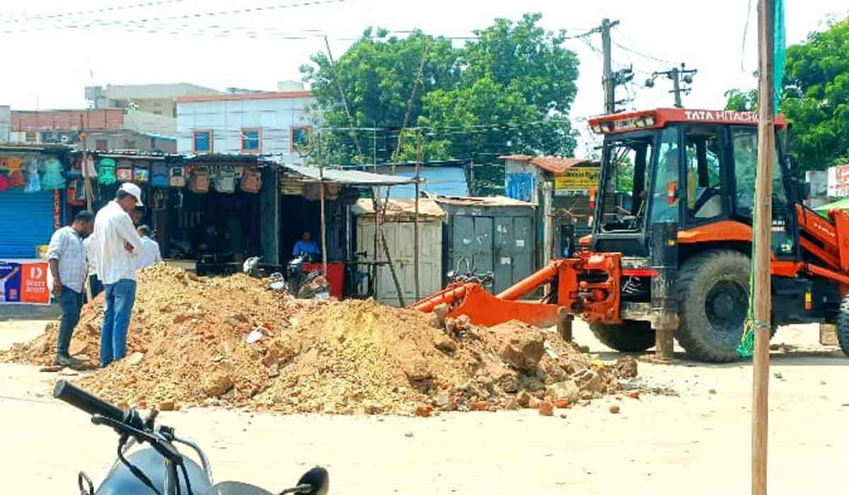 odavarikhani market | గోదావరిఖని బజారులో భూసార పరీక్షలు.. మట్టి సేకరించి హైదరాబాద్ ల్యాబ్ కు తరలించిన అధికారులు – politi odavarikhani market | గోదావరిఖని బజారులో భూసార పరీక్షలు.. మట్టి సేకరించి హైదరాబాద్ ల్యాబ్ కు తరలించిన అధికారులు – politi