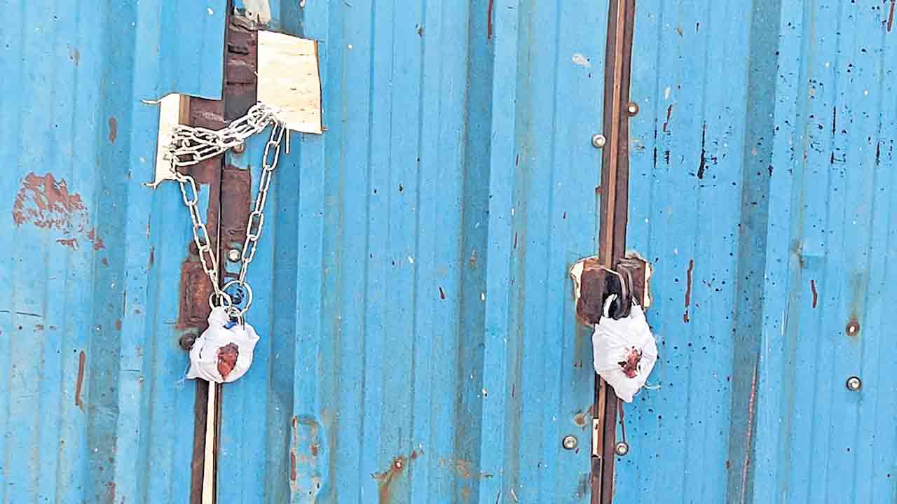 జర్నలిస్టుల స్థలాన్ని లాకోవడం అన్యాయం