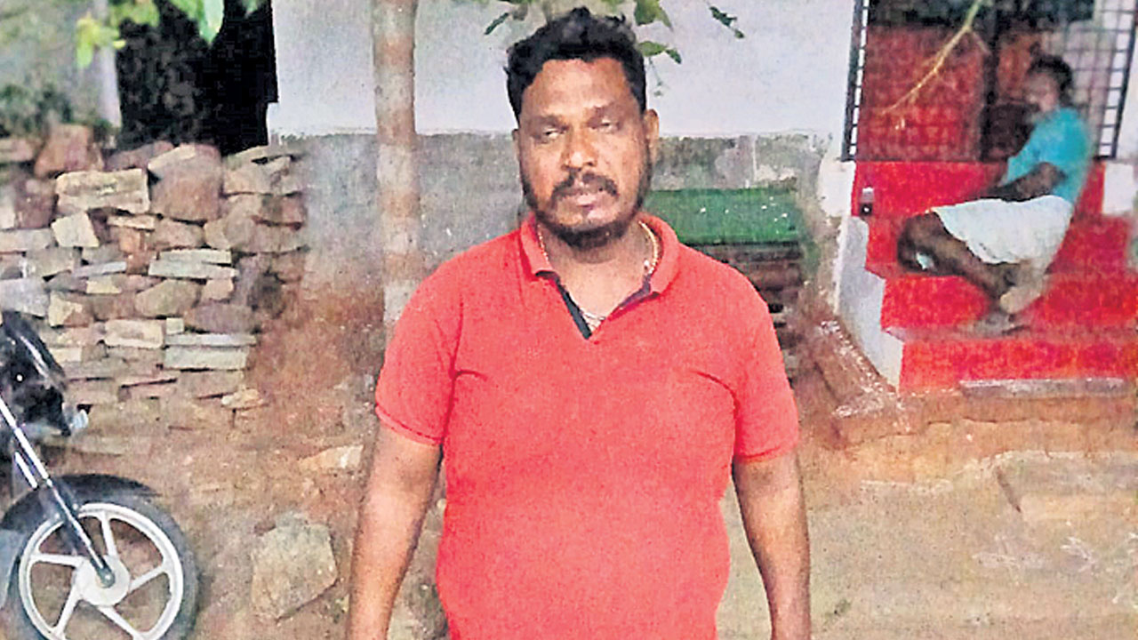 మంత్రి జూపల్లిని విమర్శించారని..