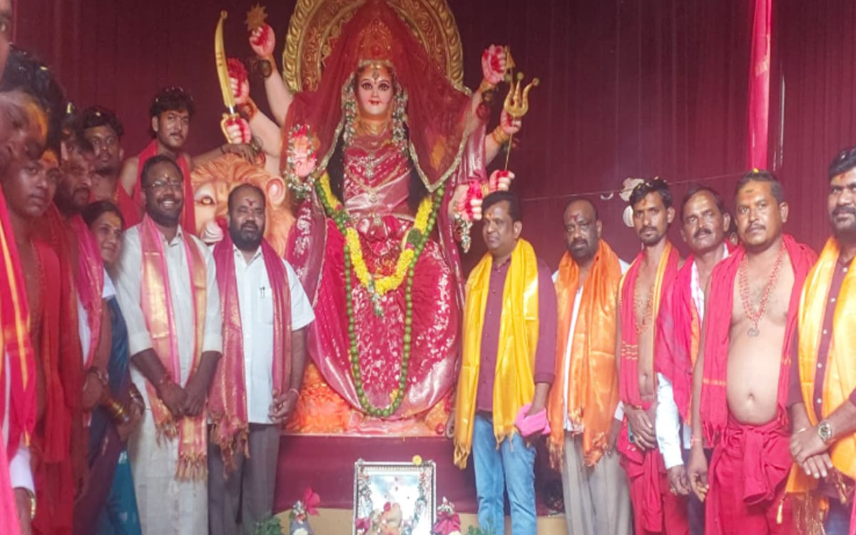భవాని మాతకు మాజీ ఎమ్మెల్యేలు కంచర్ల భూపాల్రెడ్డి, గాదరి కిశోర్ ప్రత్యేక పూజలు