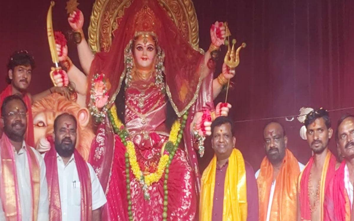 భ‌వాని మాత‌కు మాజీ ఎమ్మెల్యేలు కంచ‌ర్ల భూపాల్‌రెడ్డి, గాద‌రి కిశోర్ ప్ర‌త్యేక పూజ‌లు