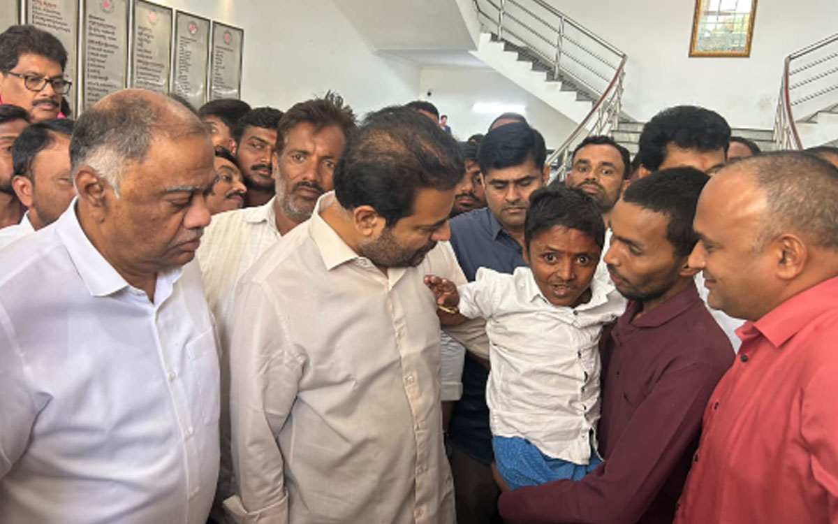 మీరు ముఖ్య‌మంత్రి అవుతారు సార్‌.. కేటీఆర్‌తో బాలుడు