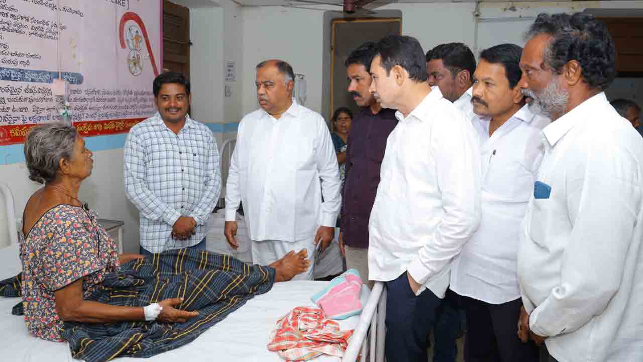 Kandala Upender Reddy | రోడ్డు ప్రమాద బాధితులను పరామర్శించిన మాజీ ఎమ్మెల్యే.. ఆర్ధిక సాయం అందజేత..!
