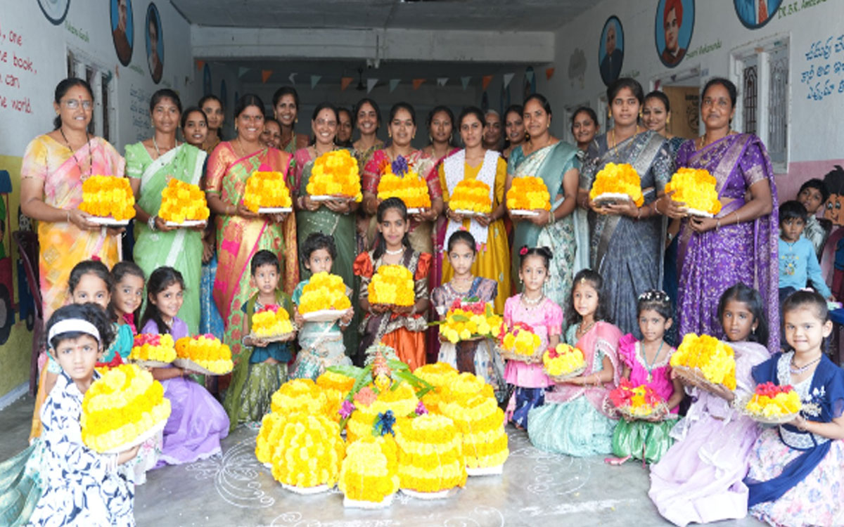 కారేపల్లి మండలంలో ఘనంగా ఎంగిలిపూల బతుకమ్మ వేడుకలు