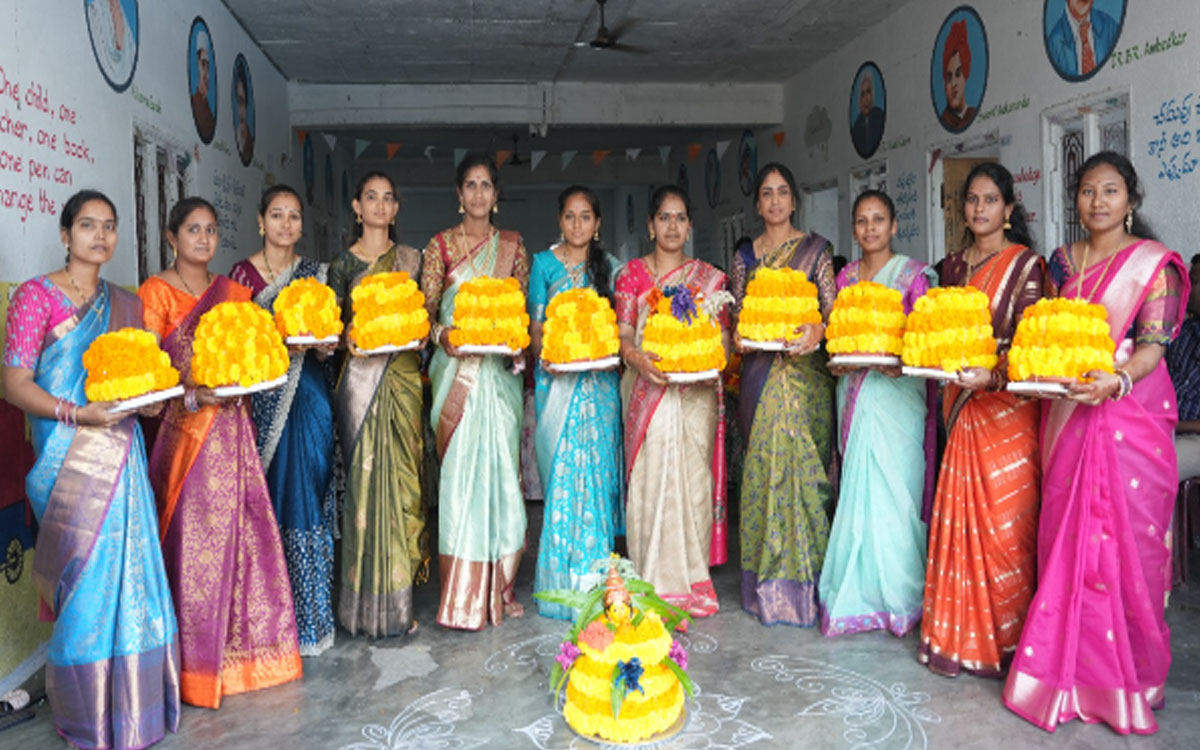 కారేపల్లి మండలంలో ఘనంగా ఎంగిలిపూల బతుకమ్మ వేడుకలు