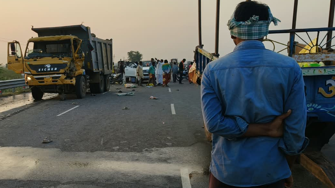 Accident | వలస కూలీల ట్రాక్టర్‌ను ఢీకొన్న టిప్పర్‌.. ఒకరు మృతి, 32 మందికి గాయాలు!