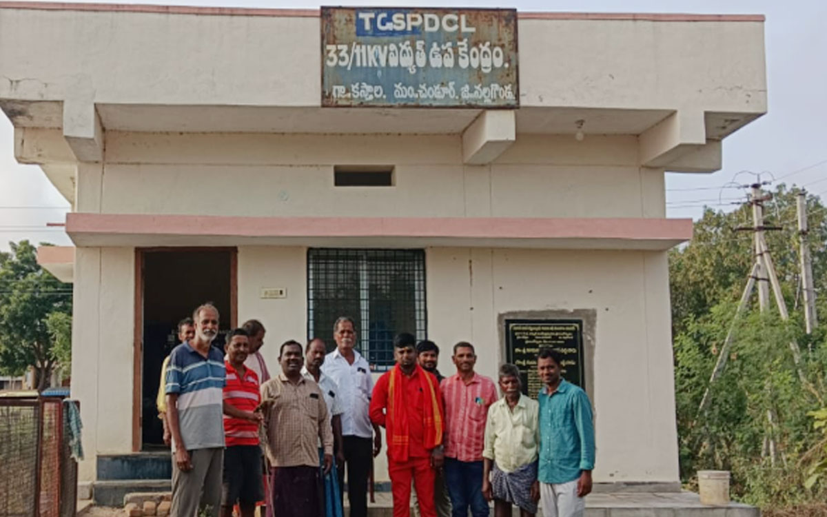 కస్తాలలో సబ్ స్టేషన్ ముందు రైతుల నిరసన