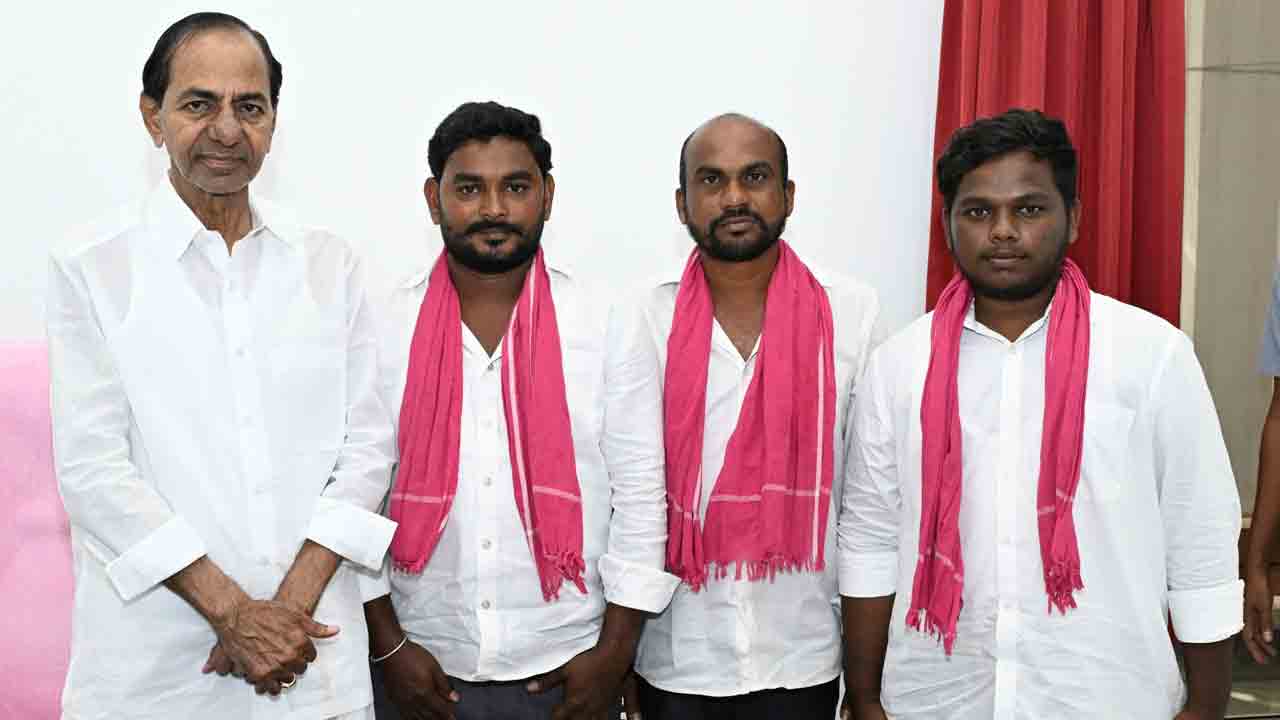 KCR | మంథ‌ని టు ఎర్ర‌వెల్లి పాద‌యాత్ర‌.. కేసీఆర్‌ను క‌లిసిన యువ‌కులు