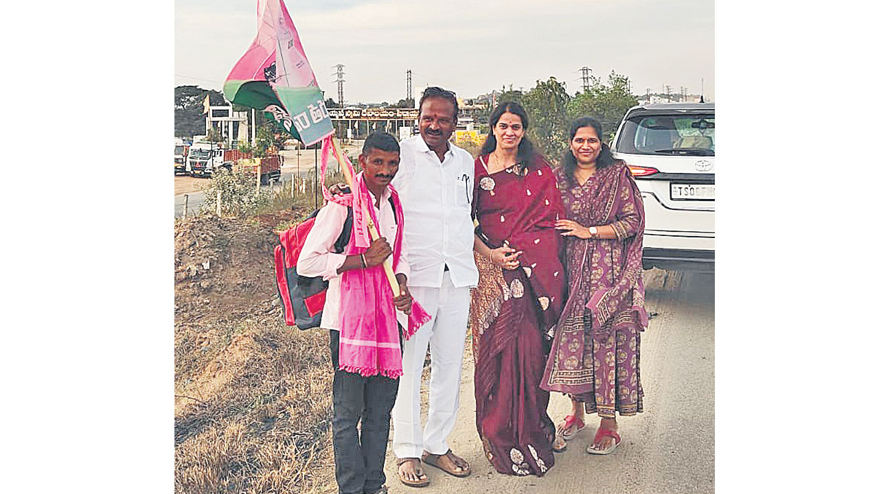 కేసీఆర్‌ మళ్లీ సీఎం కావాలని.. యువకుడి పాదయాత్ర