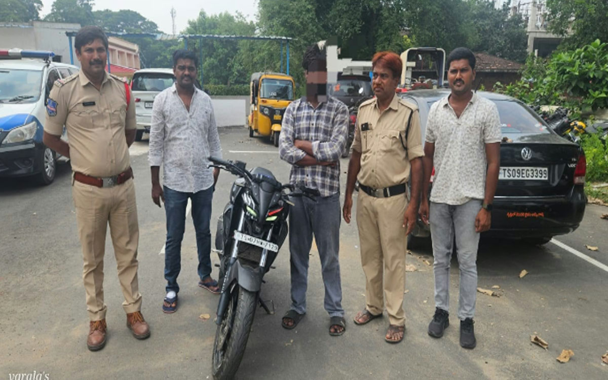 రోడ్లపై బైక్ స్టంట్లు చేస్తున్న యువకుడిపై కేసు నమోదు