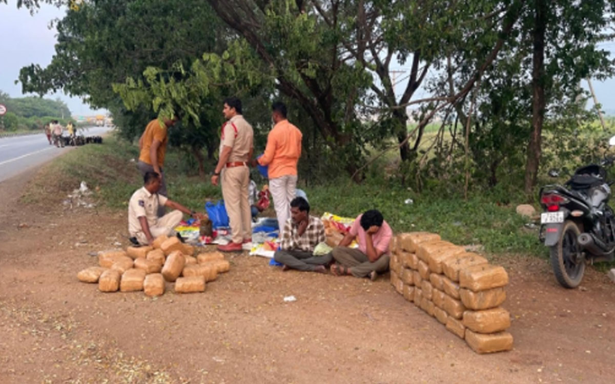 కోదాడ‌లో 120 కేజీల గంజాయి ప‌ట్టివేత‌